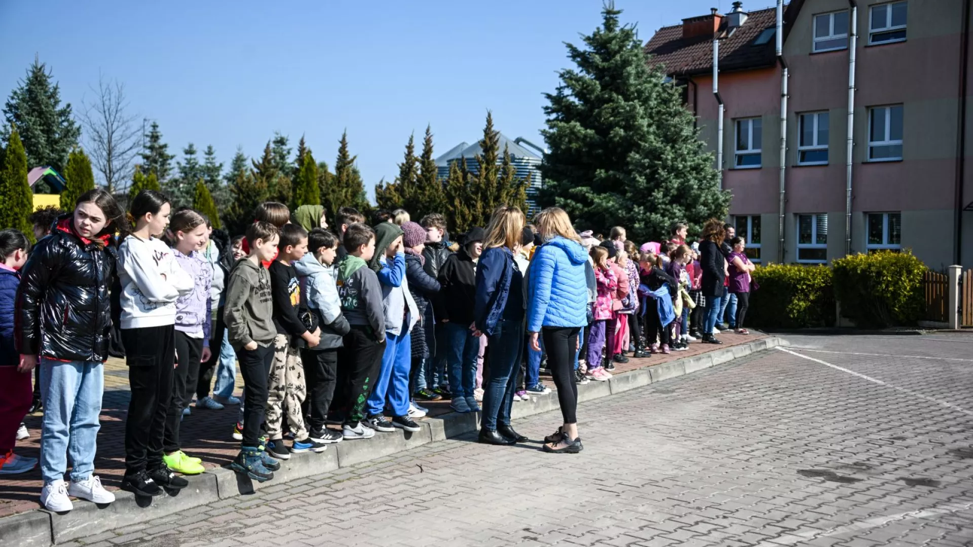 Ewakuowani uczniowie, nauczyciele i pracownicy obsługi w ZS-P Lipie