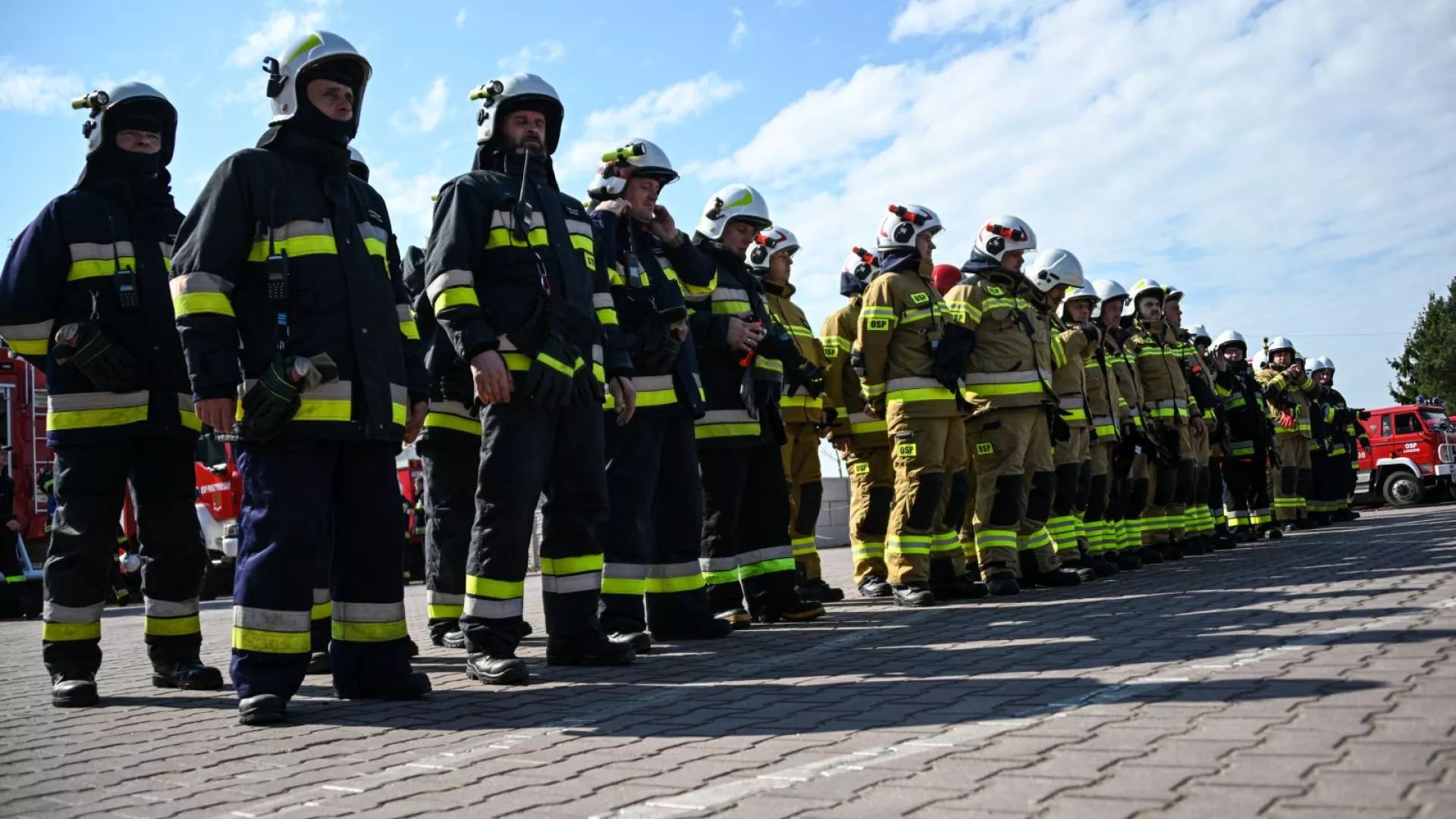 trażacy podczas zbiórki podsumowującej ćwiczenia w ZS-P Lipie 