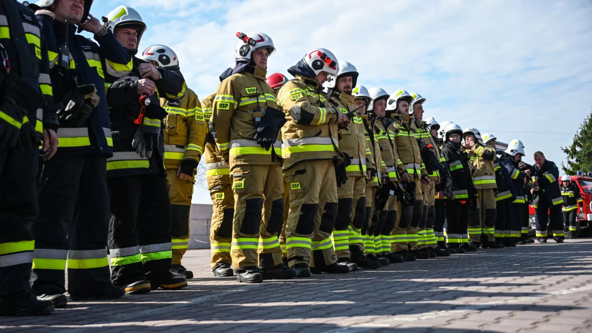 trażacy podczas zbiórki podsumowującej ćwiczenia w ZS-P Lipie 