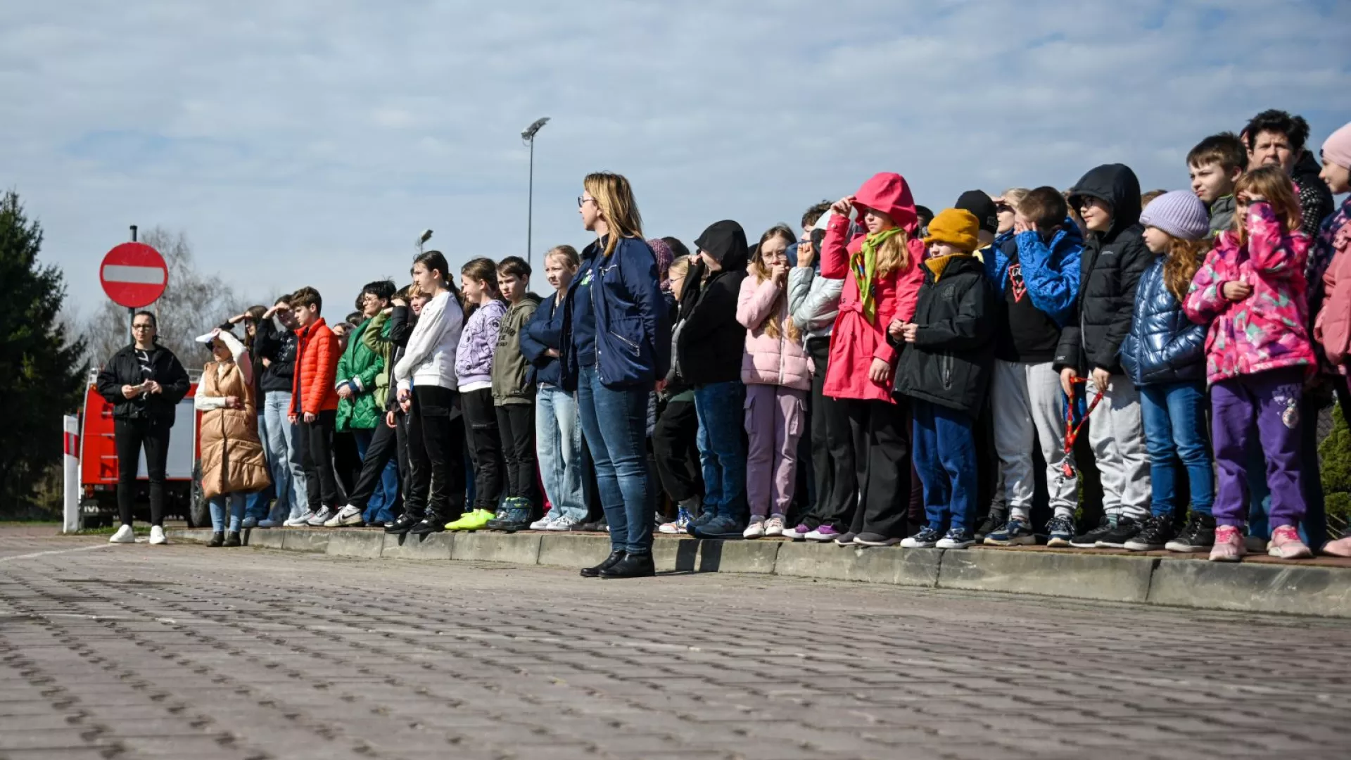 trażacy podczas zbiórki podsumowującej ćwiczenia w ZS-P Lipie 