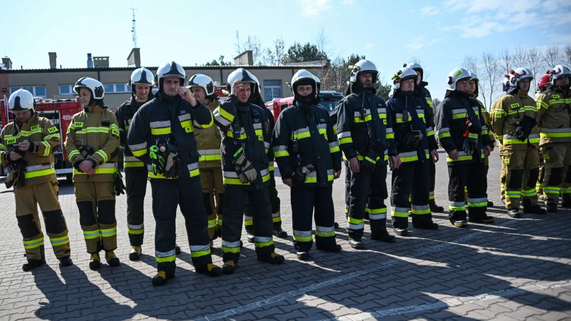 trażacy podczas zbiórki podsumowującej ćwiczenia w ZS-P Lipie 
