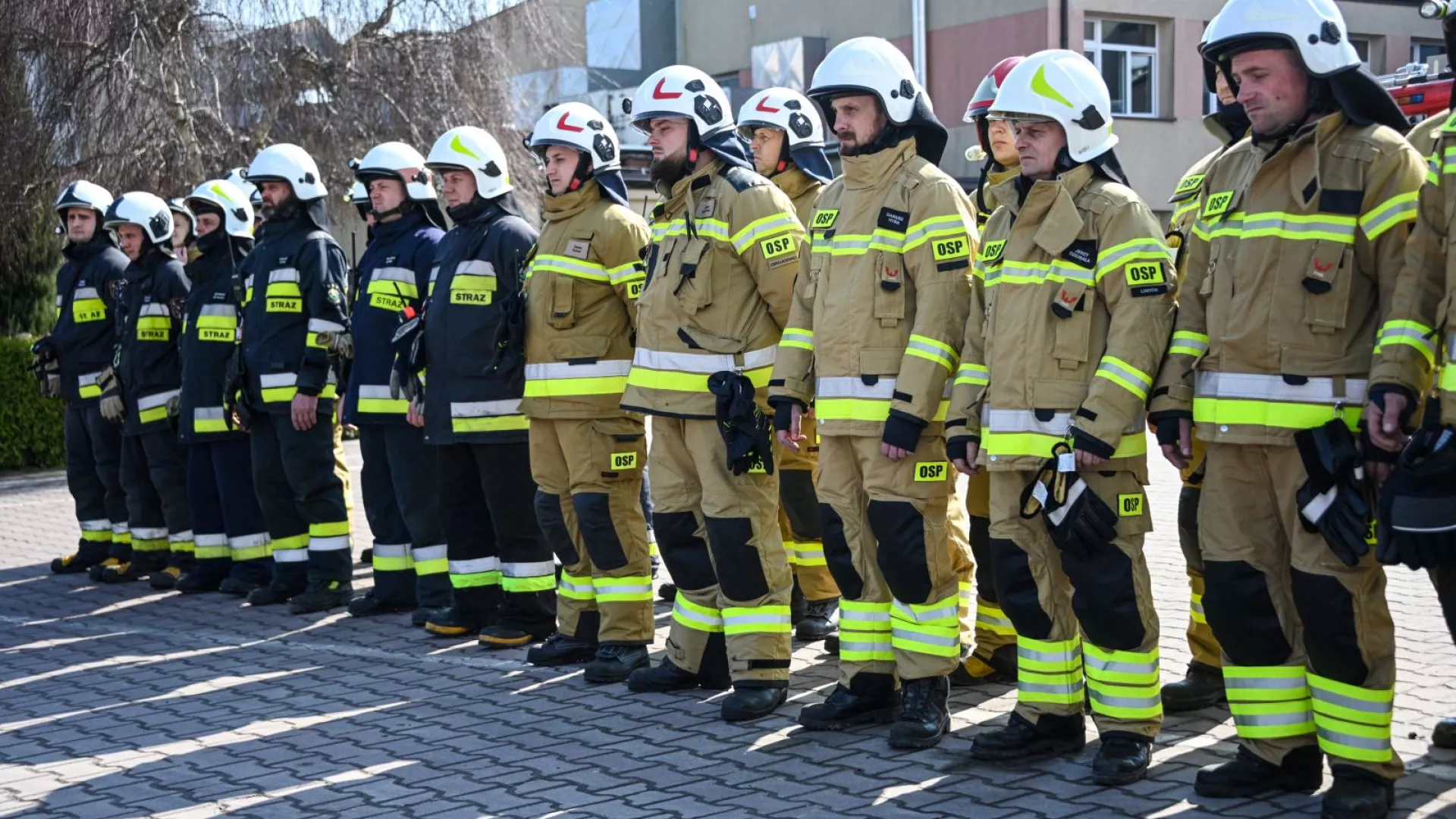 Strażacy podczas zbiórki podsumowującej ćwiczenia w ZS-P Lipie 