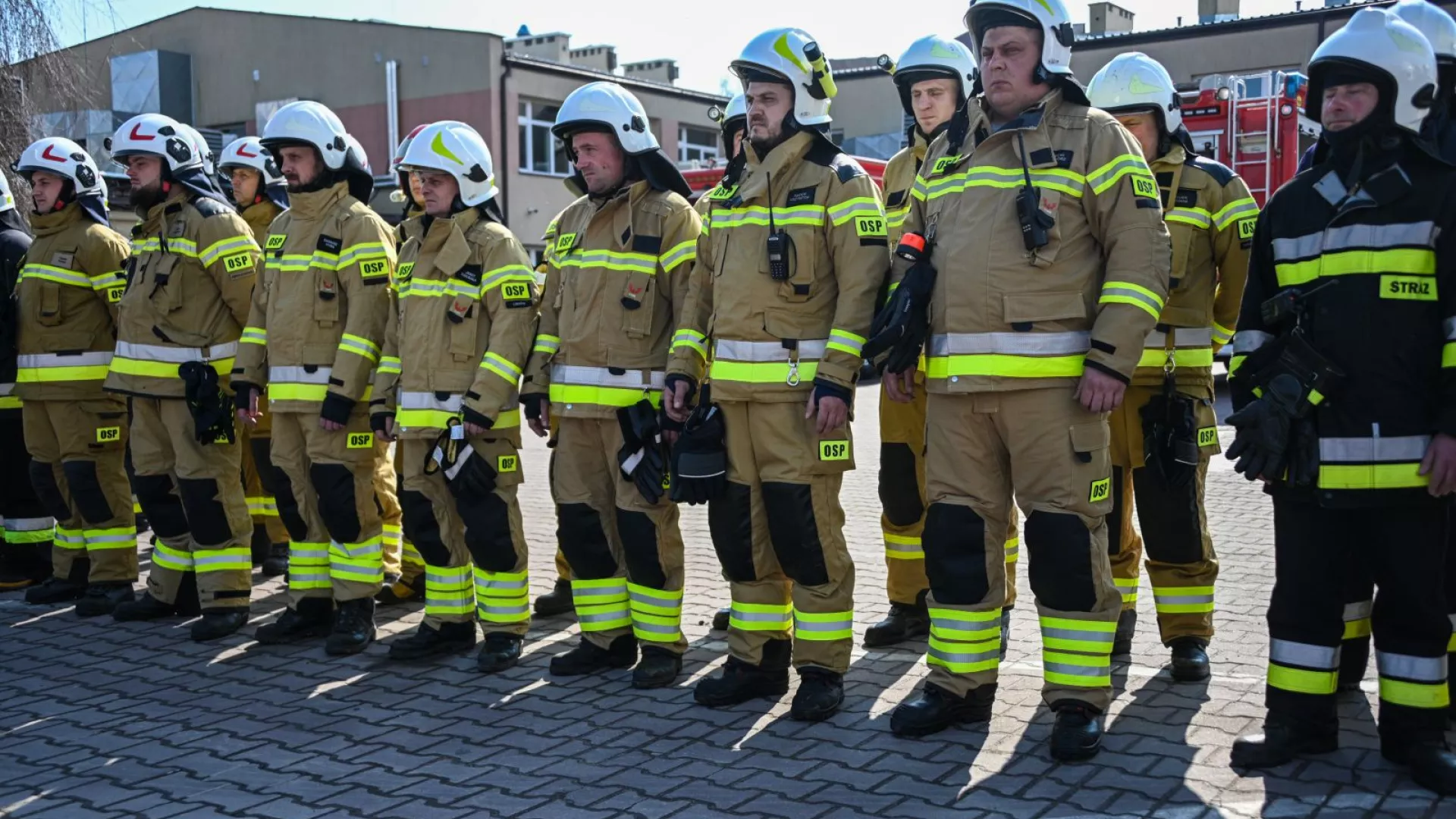Strażacy podczas zbiórki podsumowującej ćwiczenia w ZS-P Lipie 