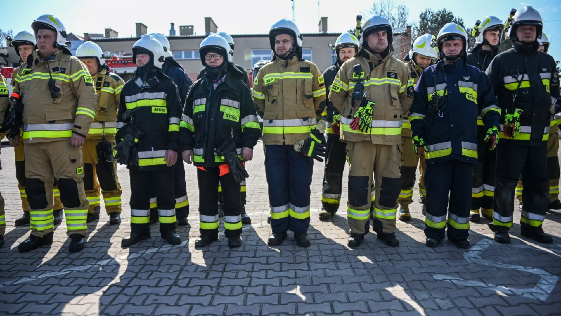Strażacy podczas zbiórki podsumowującej ćwiczenia w ZS-P Lipie 