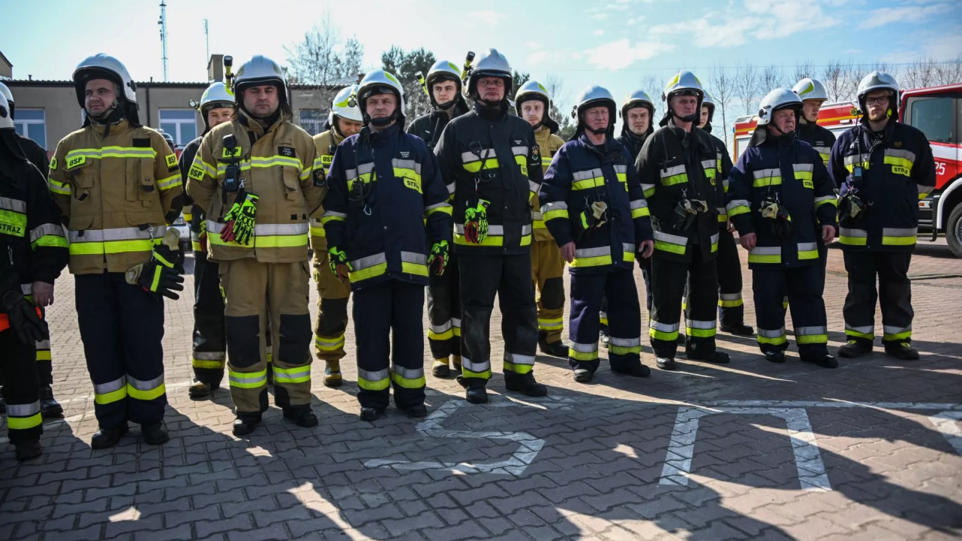 Strażacy podczas zbiórki podsumowującej ćwiczenia w ZS-P Lipie 