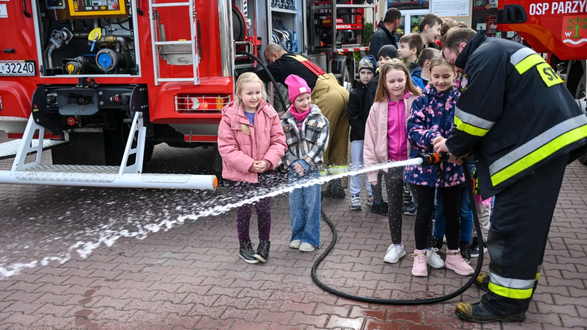 Uczniowie z ZS-P Lipie oglądający wozy strażackie i sprzęt pożarniczy
