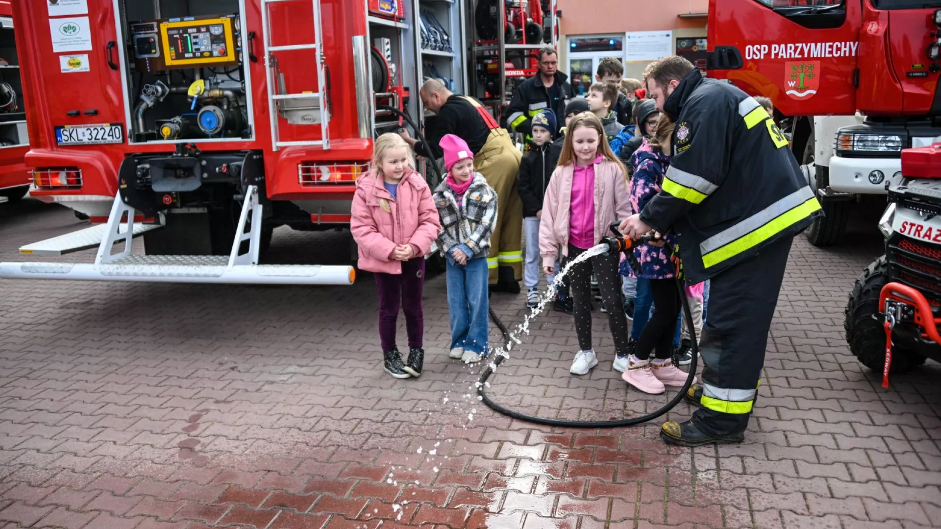 Uczniowie z ZS-P Lipie oglądający wozy strażackie i sprzęt pożarniczy