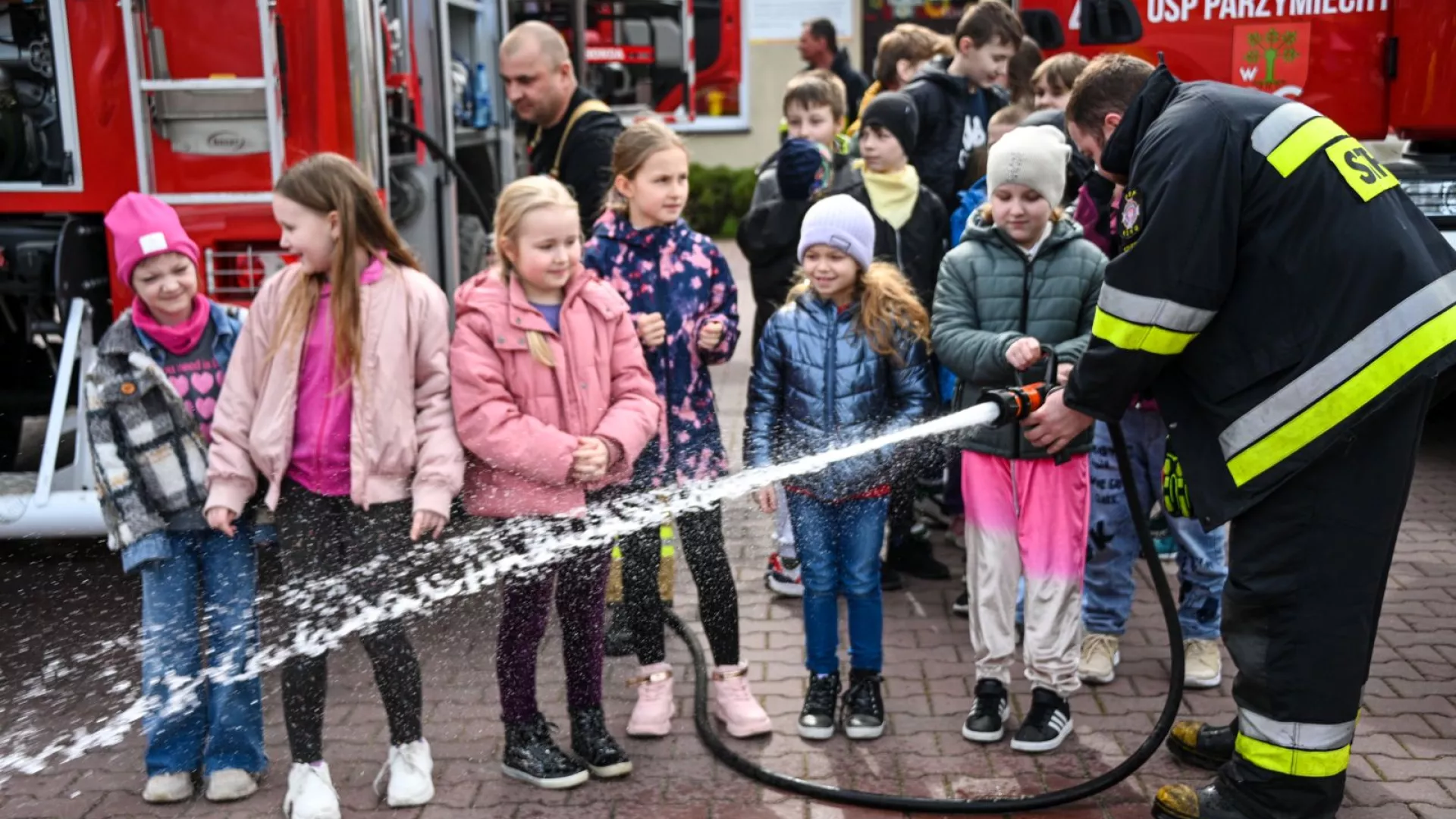 Uczniowie z ZS-P Lipie oglądający wozy strażackie i sprzęt pożarniczy