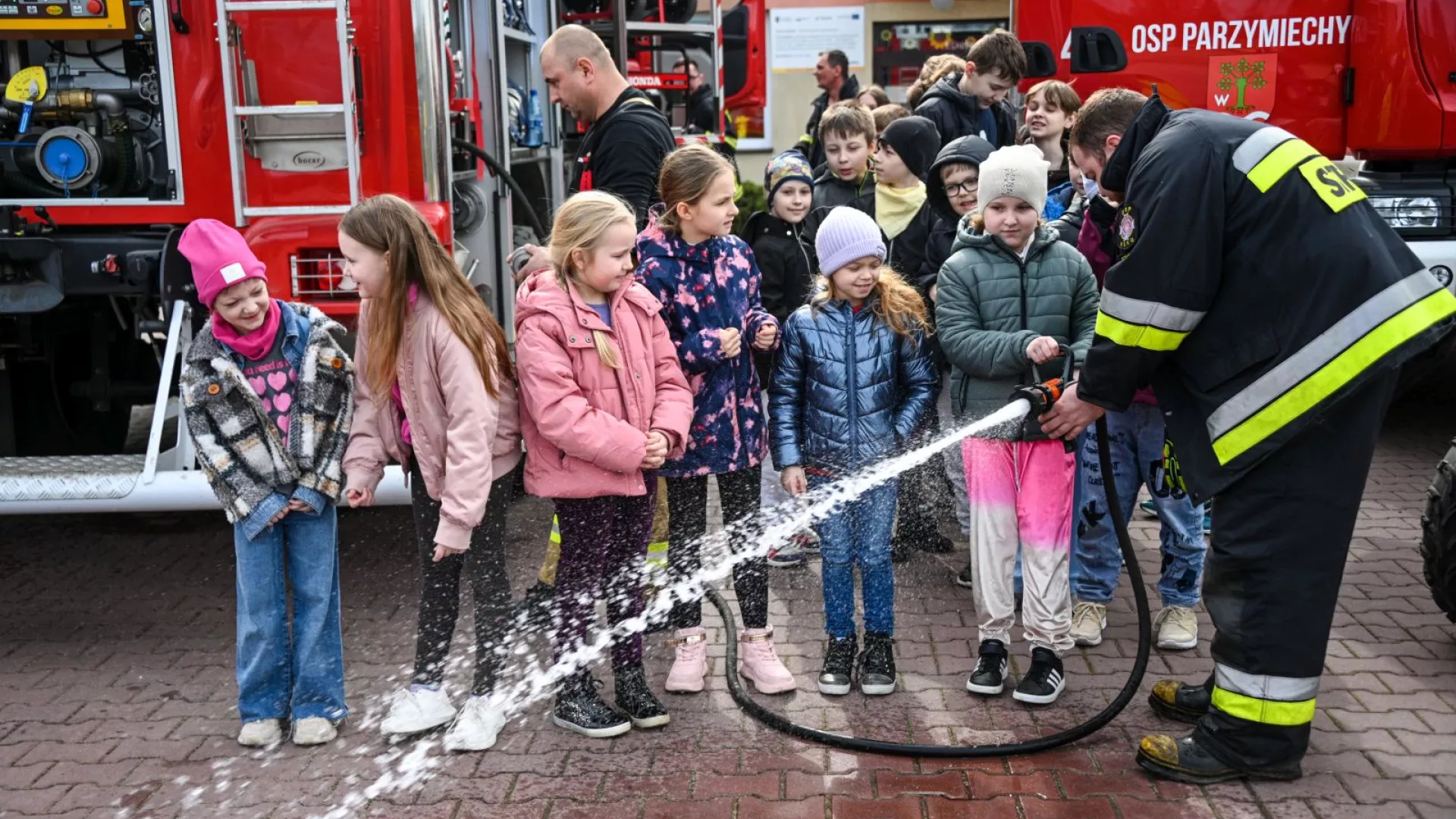 Uczniowie z ZS-P Lipie oglądający wozy strażackie i sprzęt pożarniczy