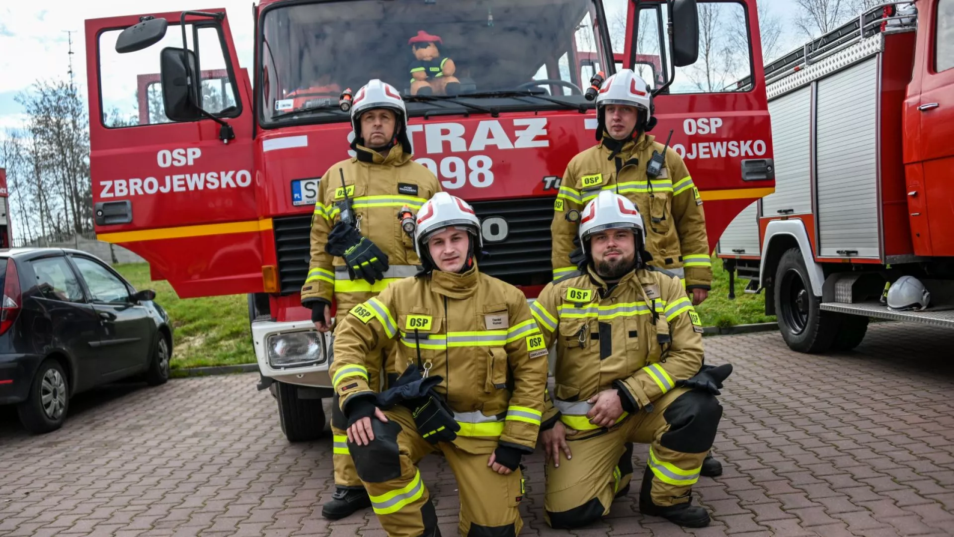 Strażacy OSP Zbrojewsko na tle samochodu strażackiego