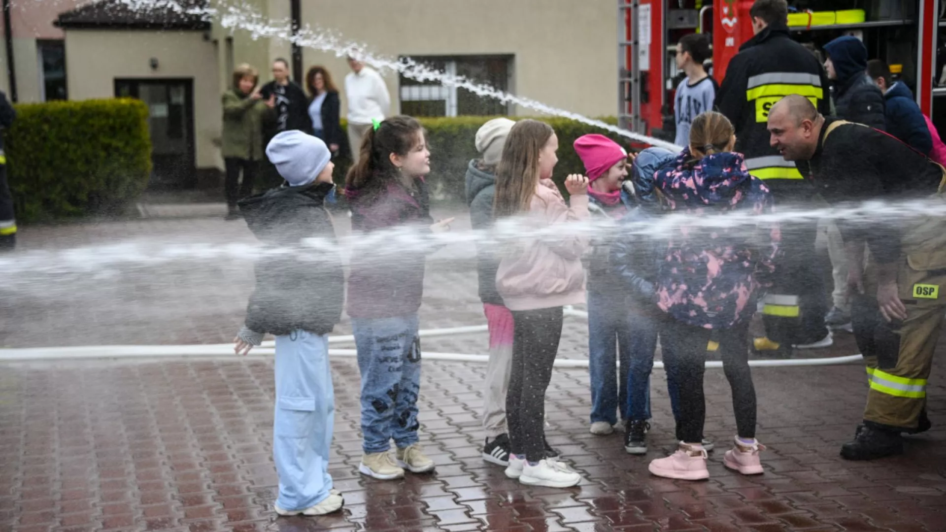 Uczniowie z ZS-P Lipie oglądający wozy strażackie i sprzęt pożarniczy