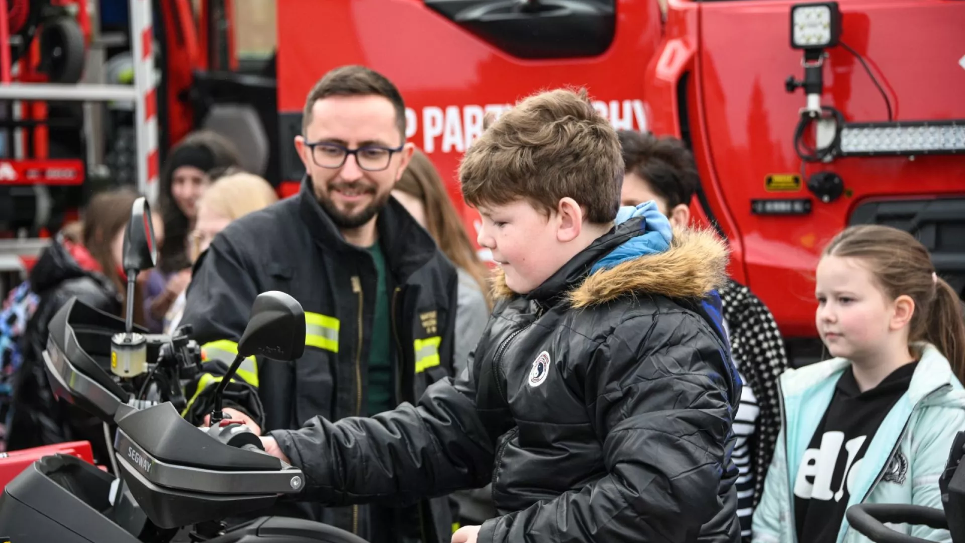 Uczniowie z ZS-P Lipie oglądający wozy strażackie i sprzęt pożarniczy