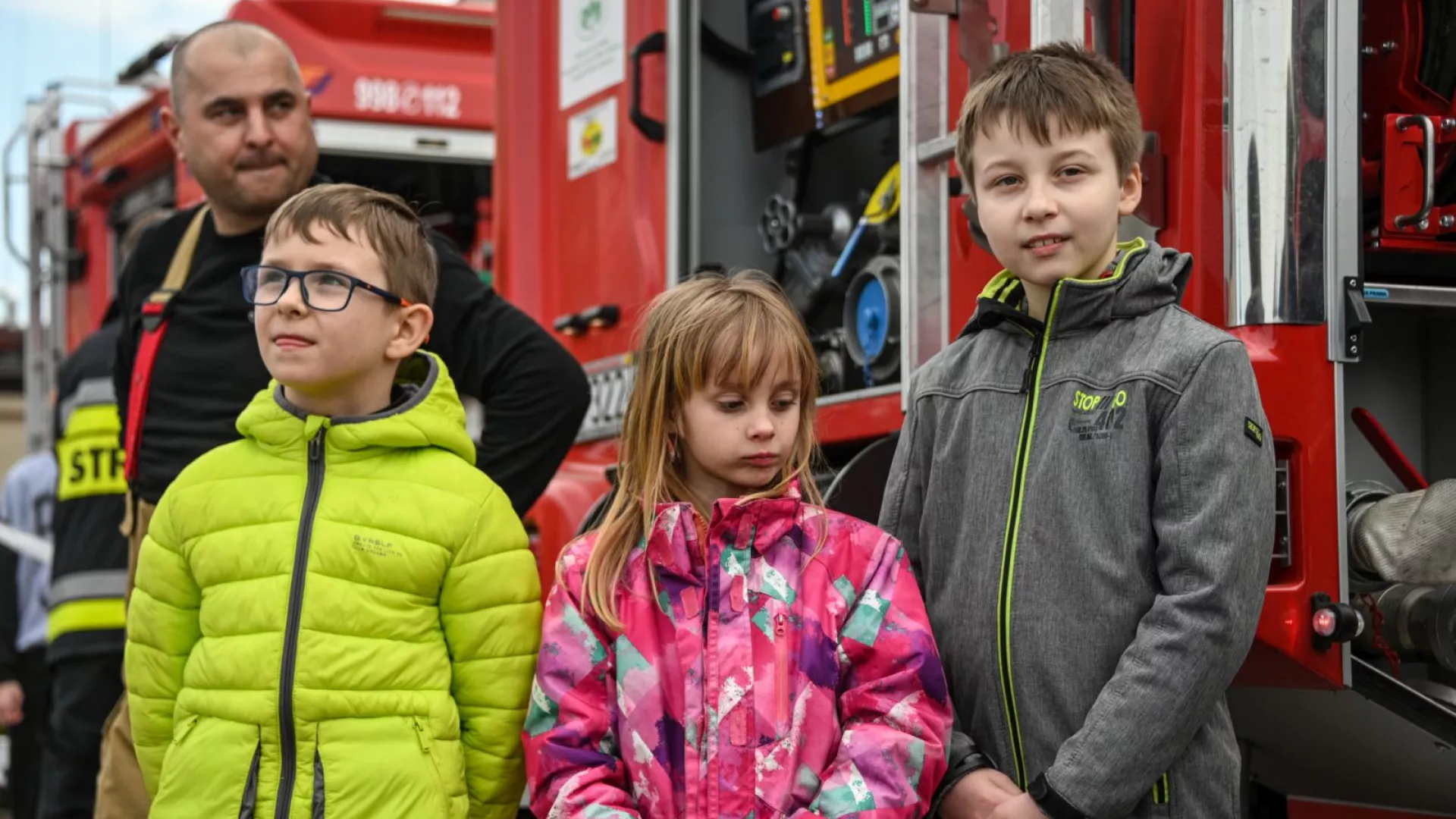 Uczniowie z ZS-P Lipie oglądający wozy strażackie i sprzęt pożarniczy