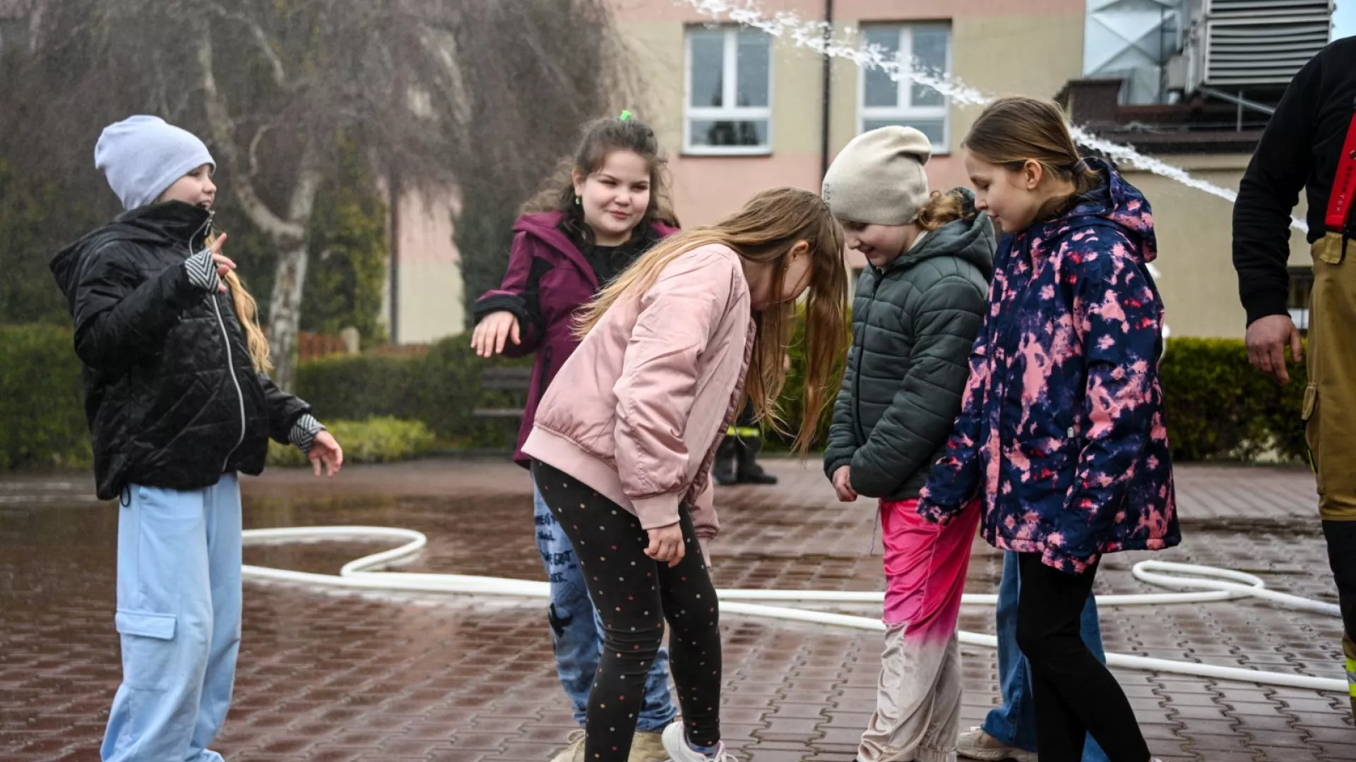 Uczniowie z ZS-P Lipie oglądający wozy strażackie i sprzęt pożarniczy