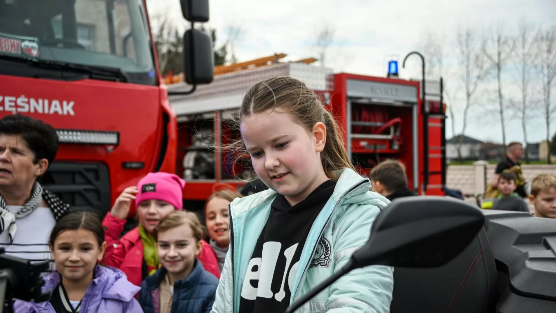 Uczniowie z ZS-P Lipie oglądający wozy strażackie i sprzęt pożarniczy