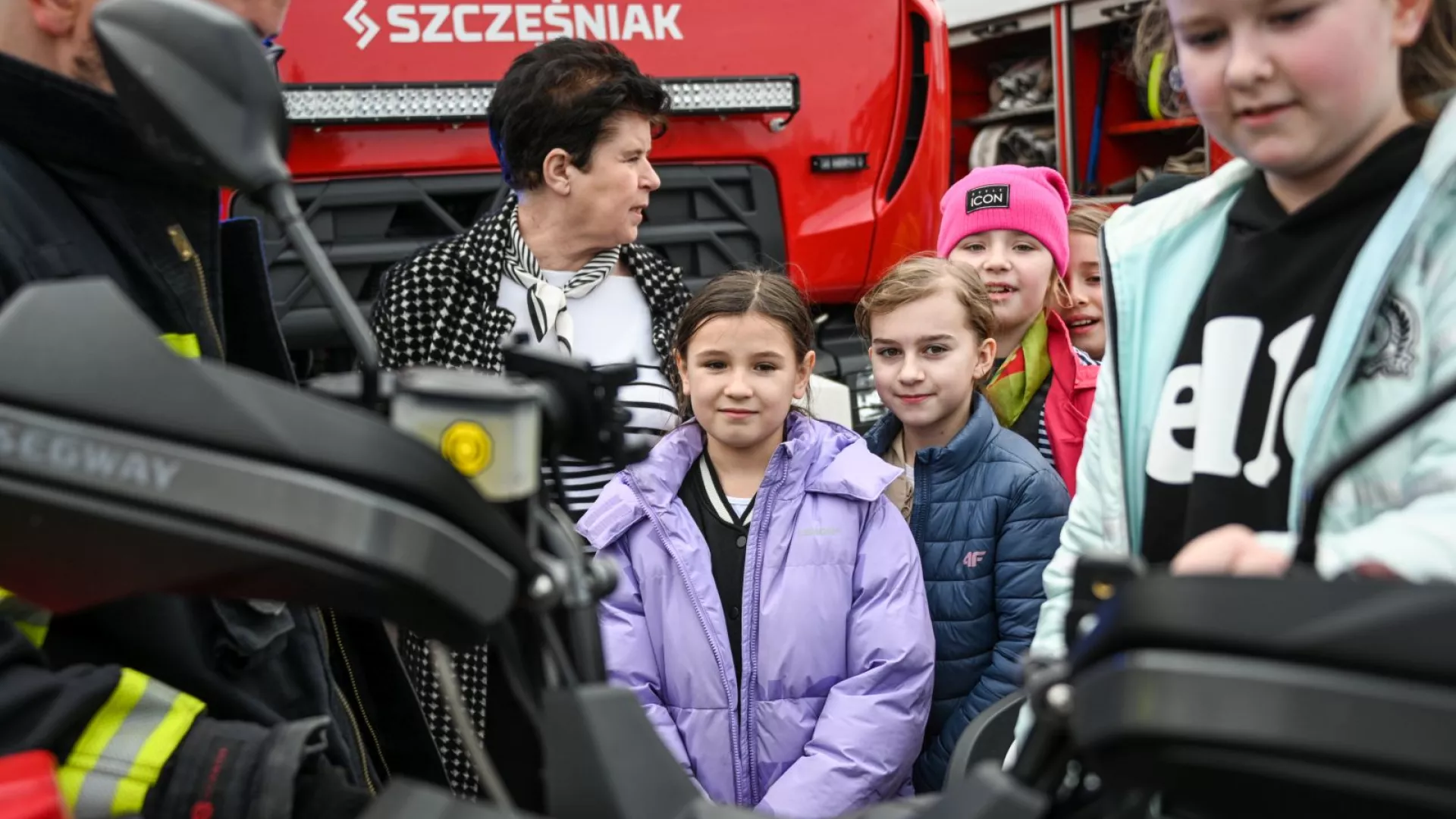 Uczniowie z ZS-P Lipie oglądający wozy strażackie i sprzęt pożarniczy