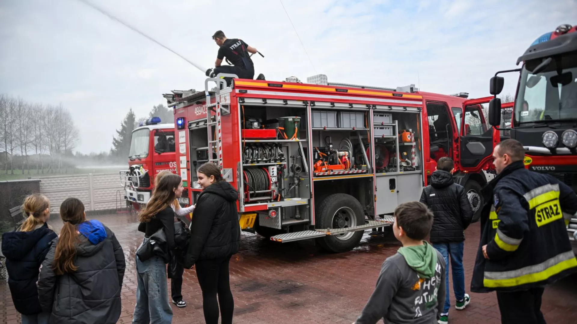 Uczniowie z ZS-P Lipie oglądający wozy strażackie i sprzęt pożarniczy