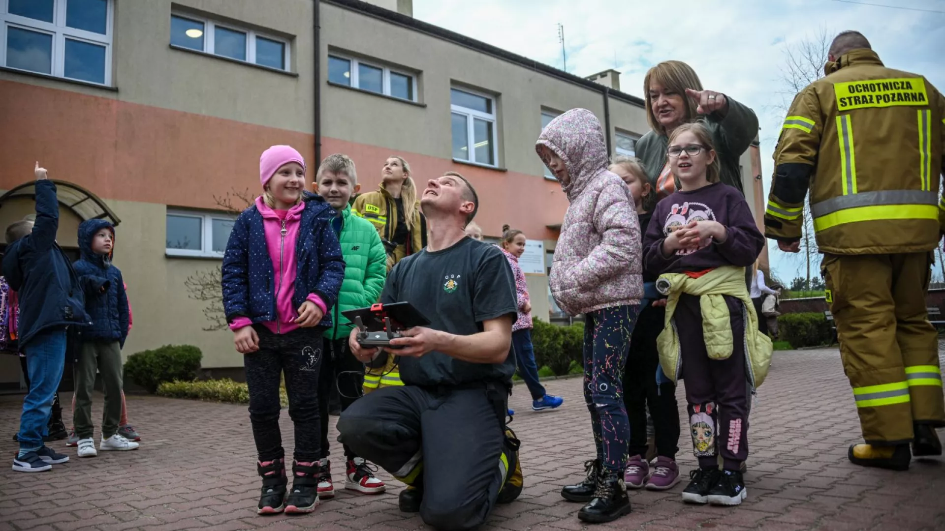 Strażak pokazuje uczniom ZS-P Lipie obsługę drona 