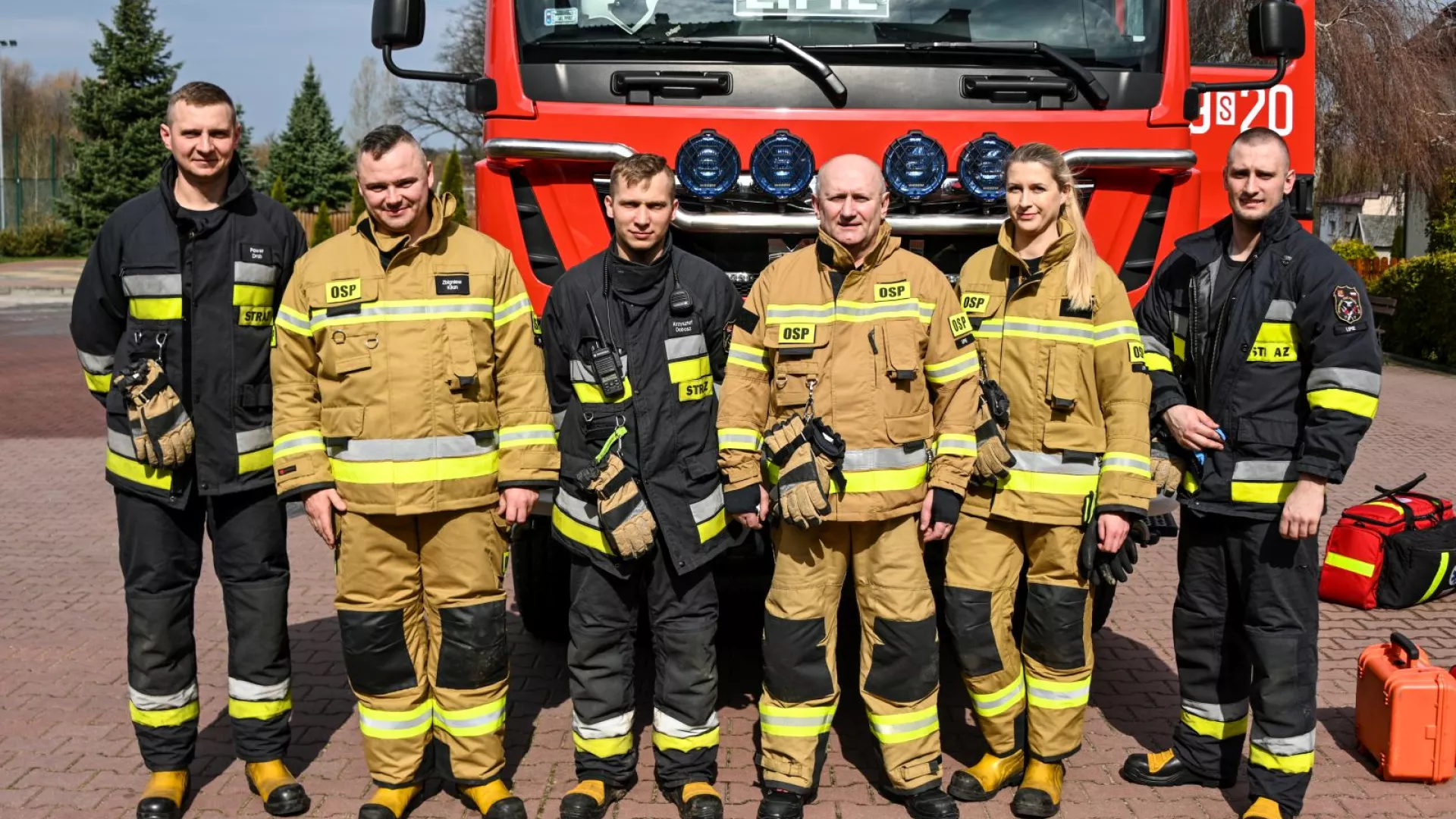Strażacy OSP Lipie na tle samochodu strażackiego