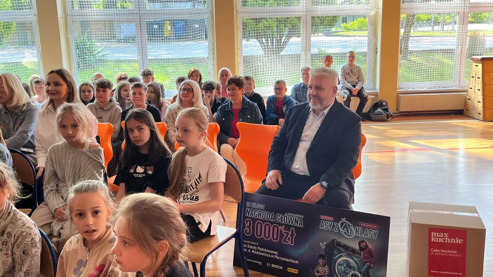 zdjęcie przedstawia p. Dariusza Malarka – dyrektora oddziału w GT Group Tomaszek Sp. z o.o. wraz ze społecznością ZSP w Parzymiechach