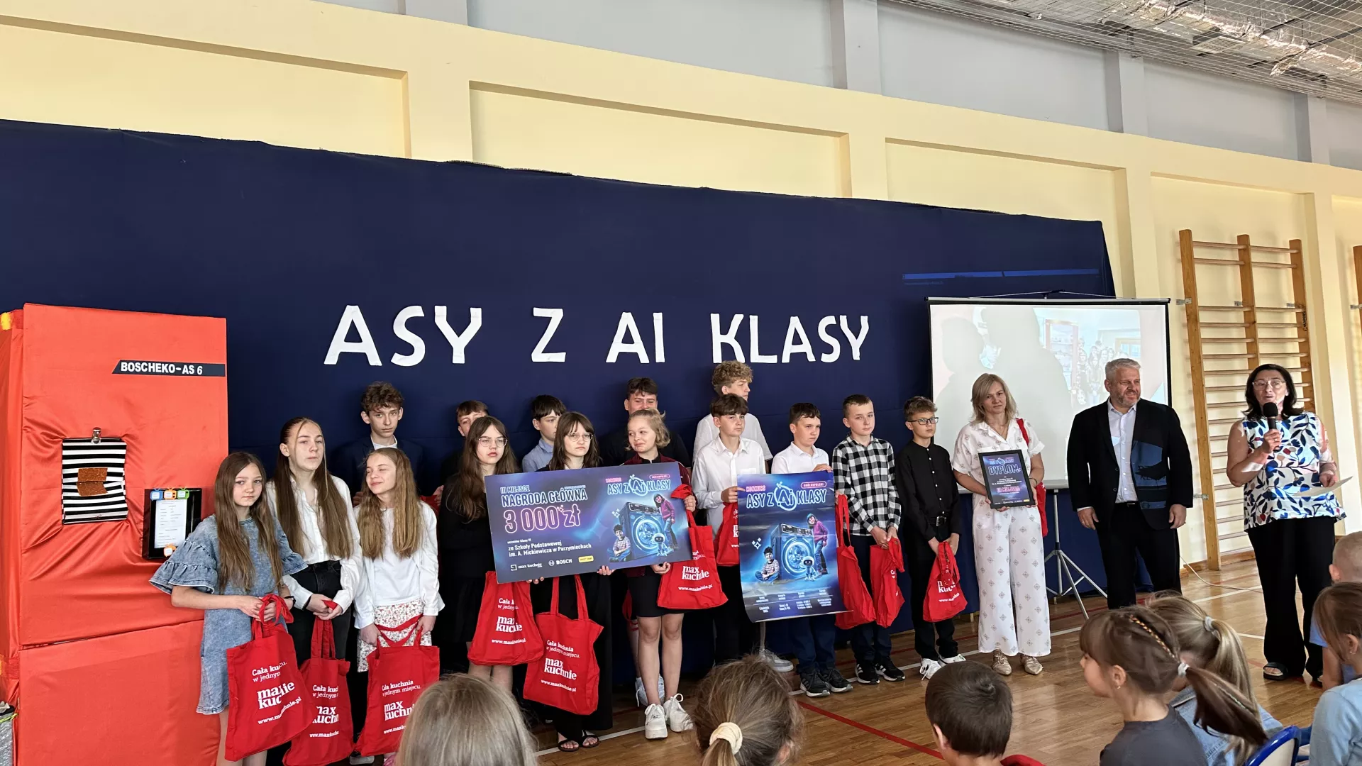 zdjęcie przedstawia uczniów klasy 6 odbierających nagrodę