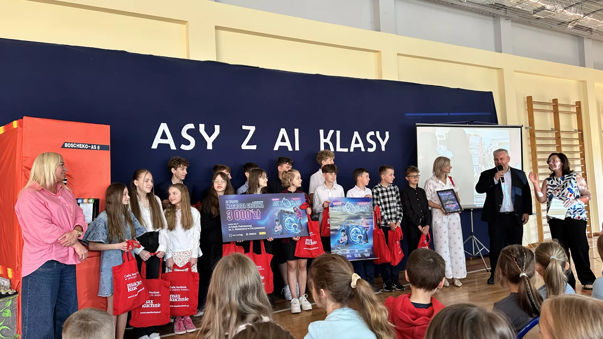 zdjęcie przedstawia uczniów klasy 6 wraz z wychowawcą, opiekunem, dyrektorem szkoły i organizatorem konkursu