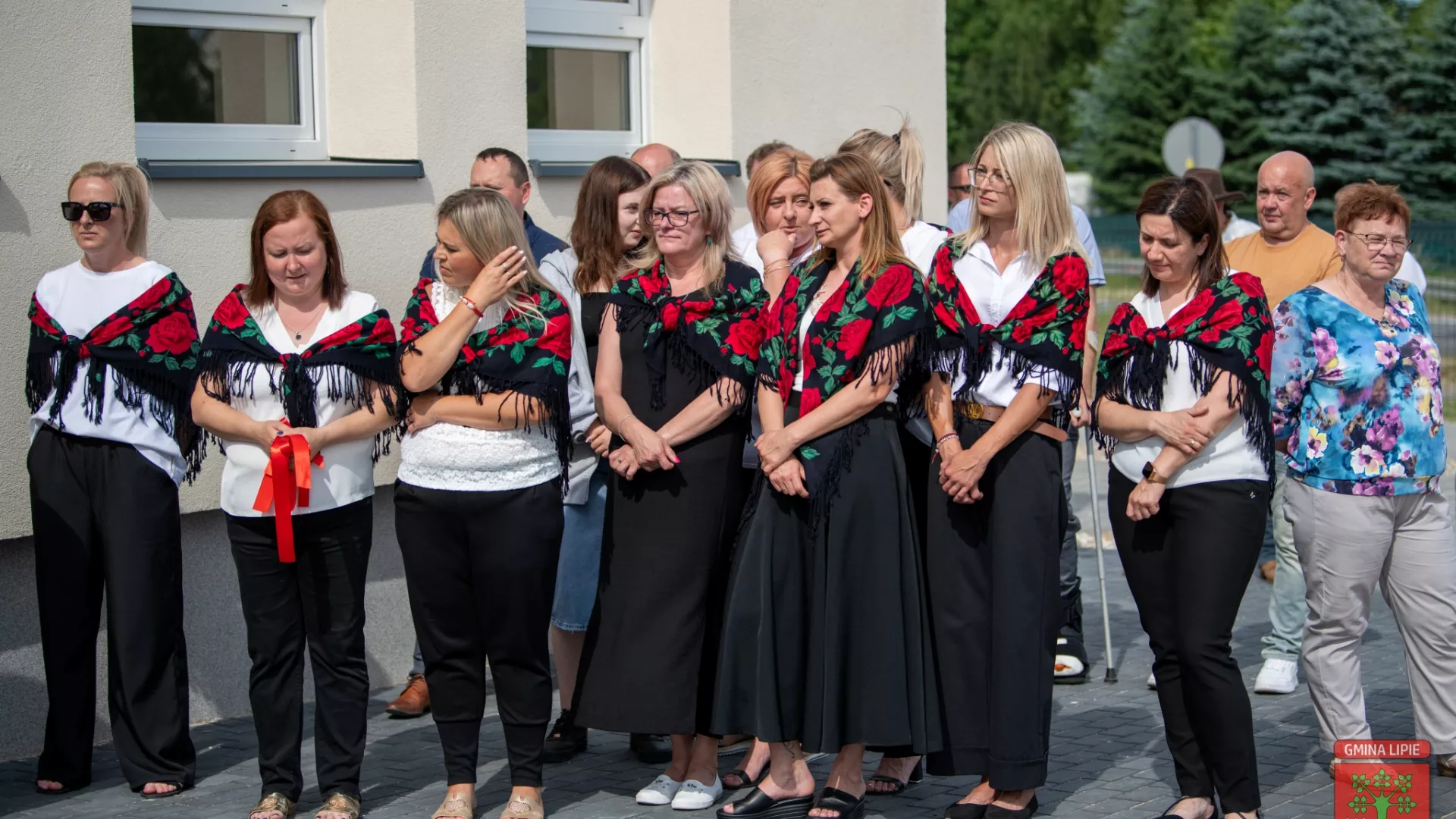 Zgromadzeni goście i mieszkańcy przed remizą wiejską w Grabarzach