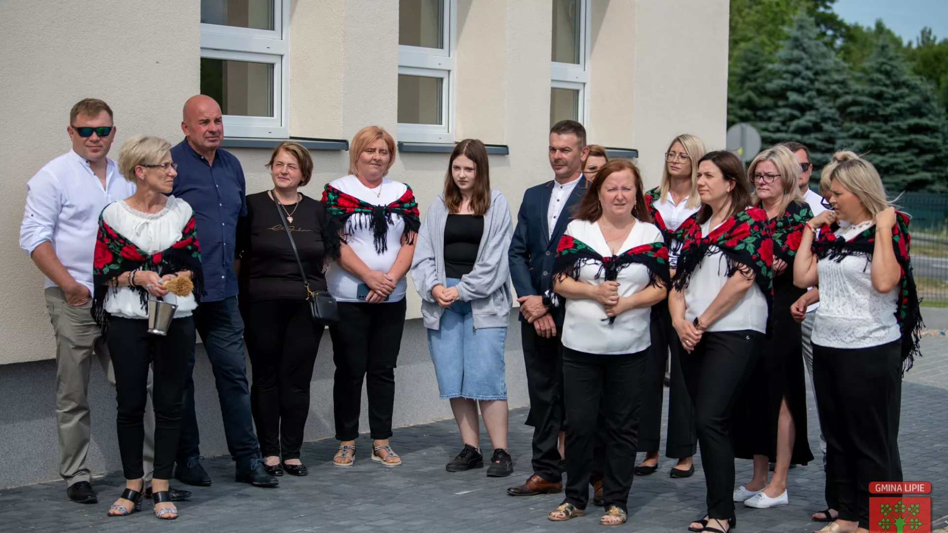 Zgromadzeni goście i mieszkańcy przed remizą wiejską w Grabarzach