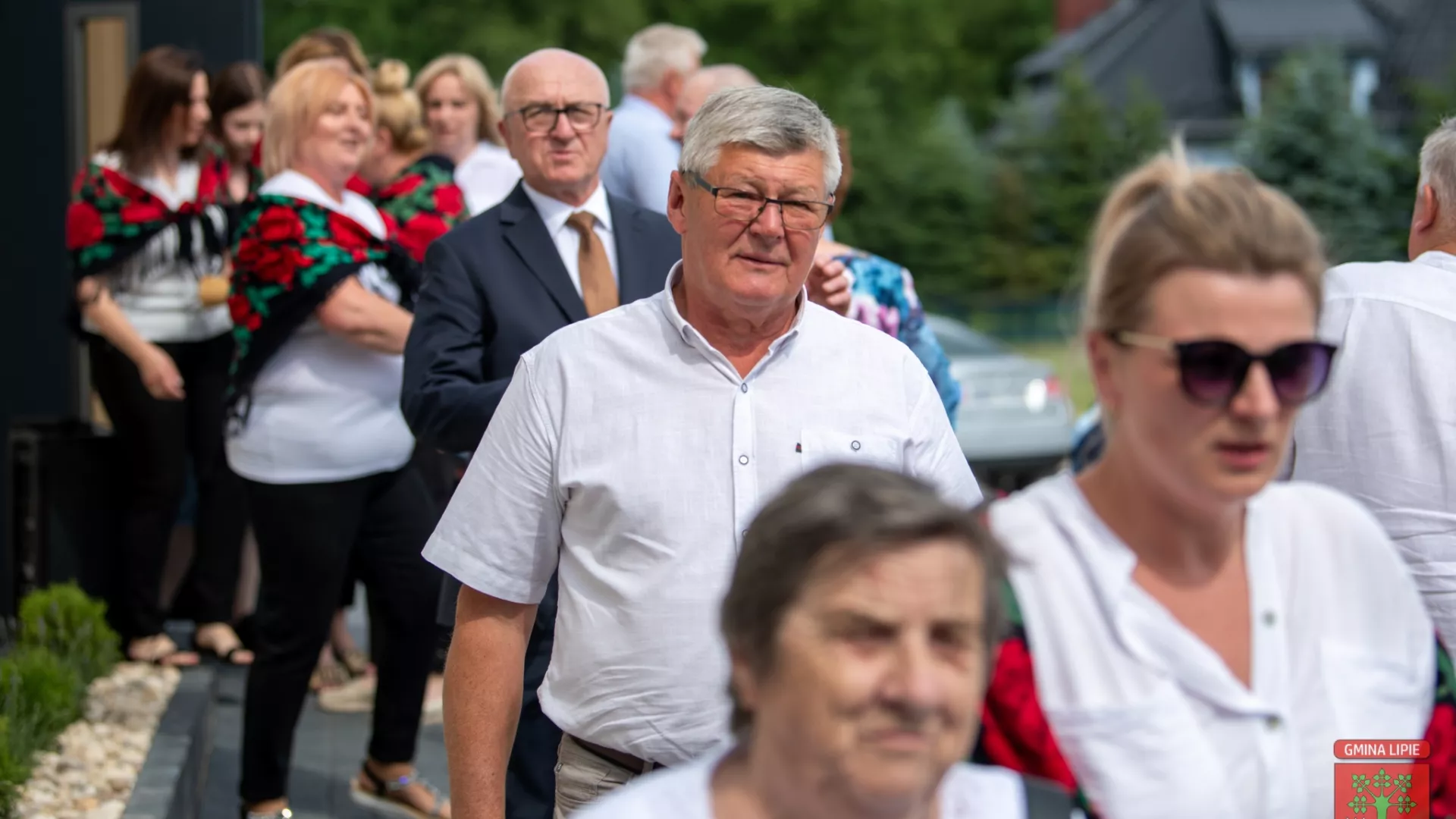 Zgromadzeni goście i mieszkańcy przed remizą wiejską w Grabarzach