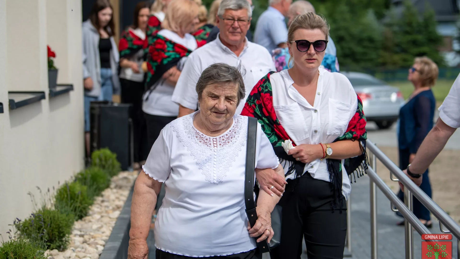 Zgromadzeni goście i mieszkańcy przed remizą wiejską w Grabarzach
