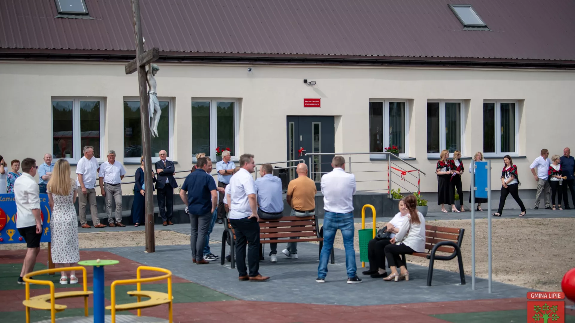 Zgromadzeni goście i mieszkańcy przed remizą wiejską w Grabarzach