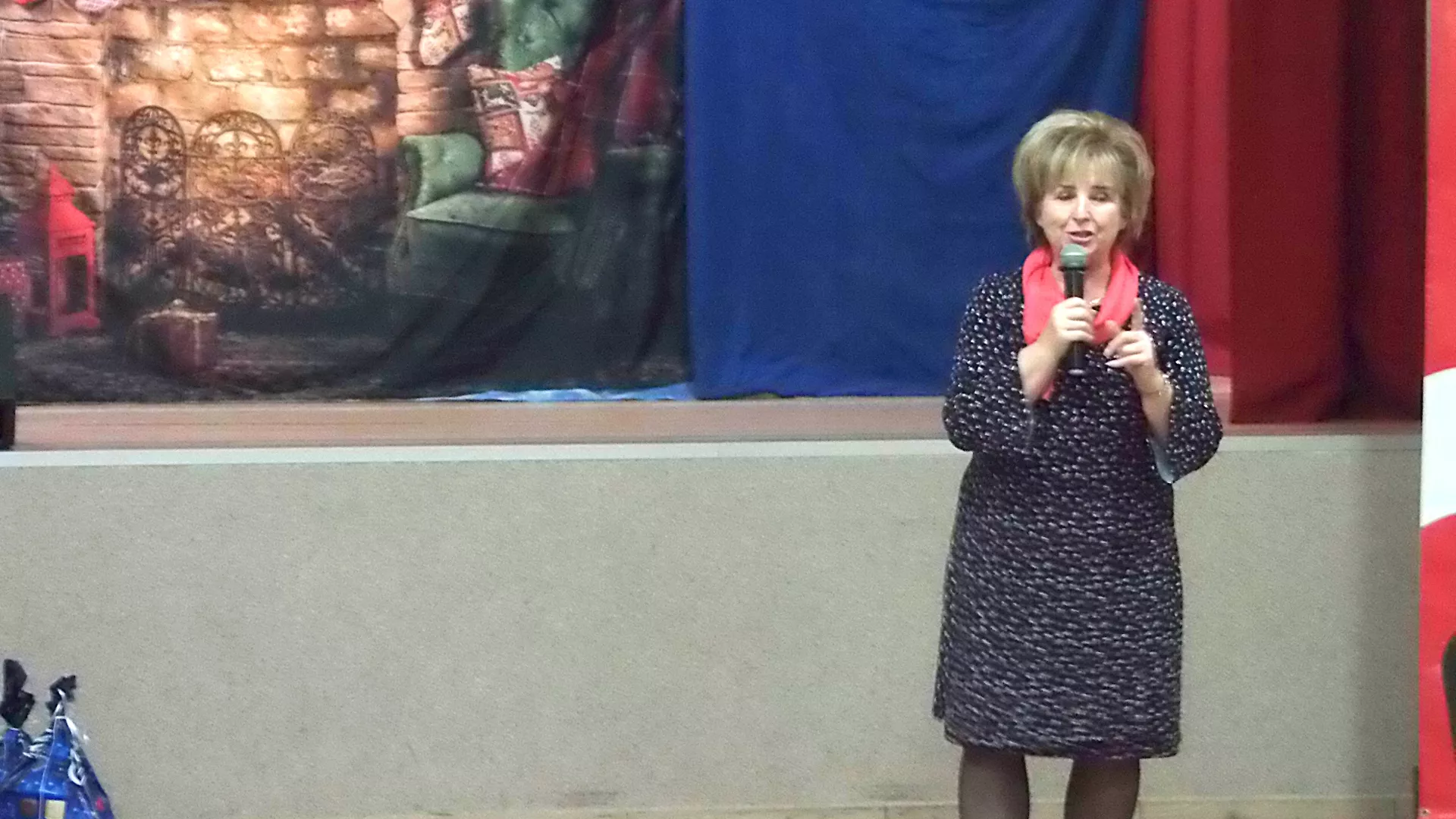 Pani wójt Bożena Wieloch wita uczestników mikołajek.