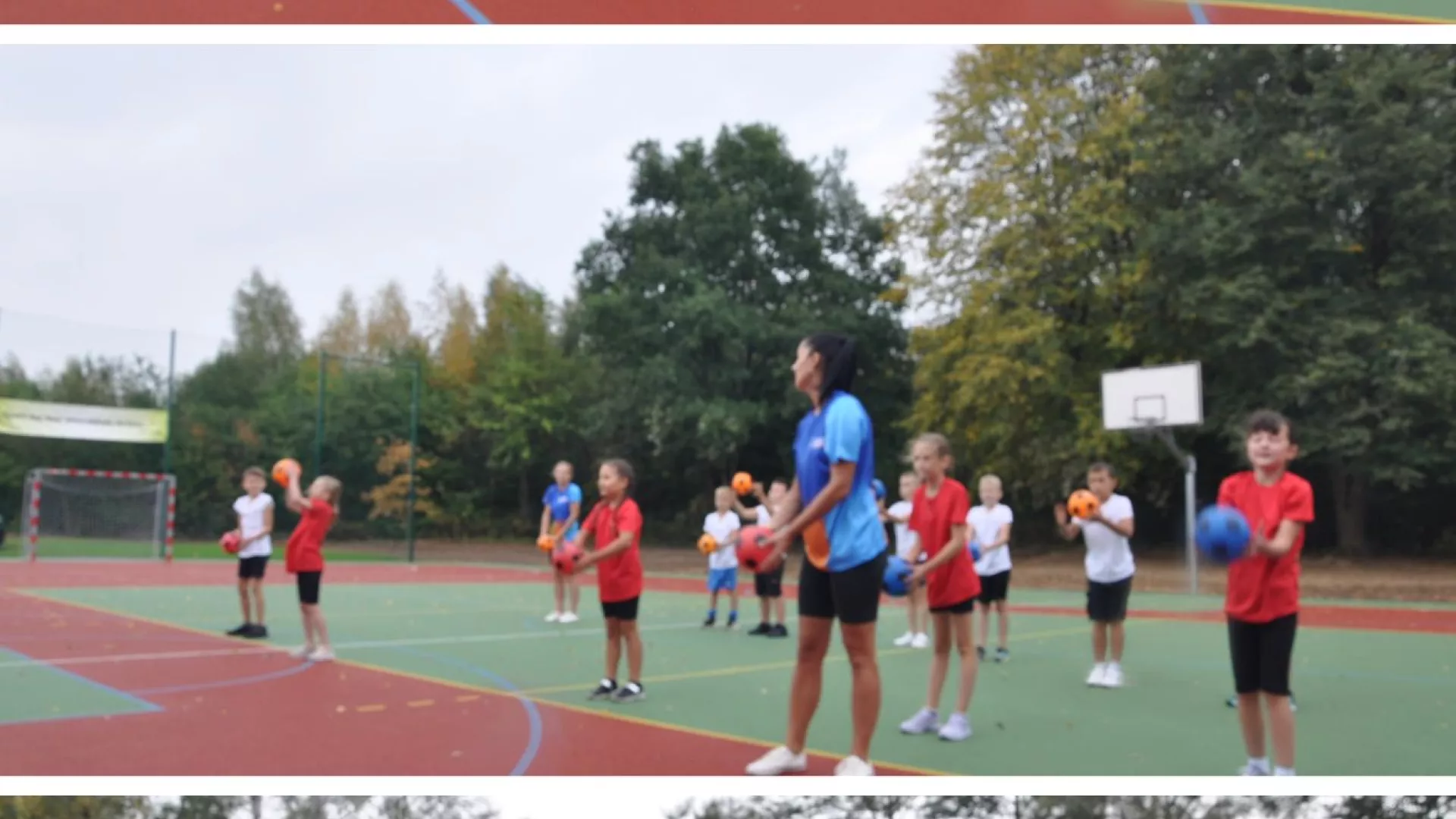 Zumba z piłkami w wykonaniu uczniów klas II i III oraz nauczycieli.