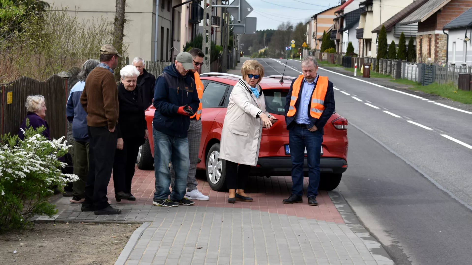 Wójt Bożena Wieloch omawia z przedstawicielami GDDKiA uwagi dotyczące wykonania chodnika przy drodze krajowej.