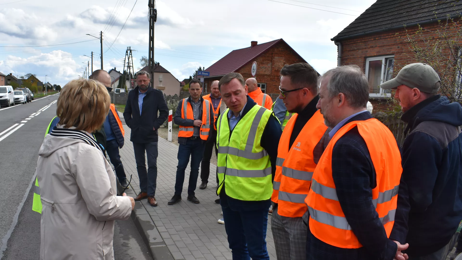 Dyrektor GDDKiA i Wójt Gminy Lipie wraz z innymi osobami omawiają szczegóły realizacji chodnika przy drodze krajowej.