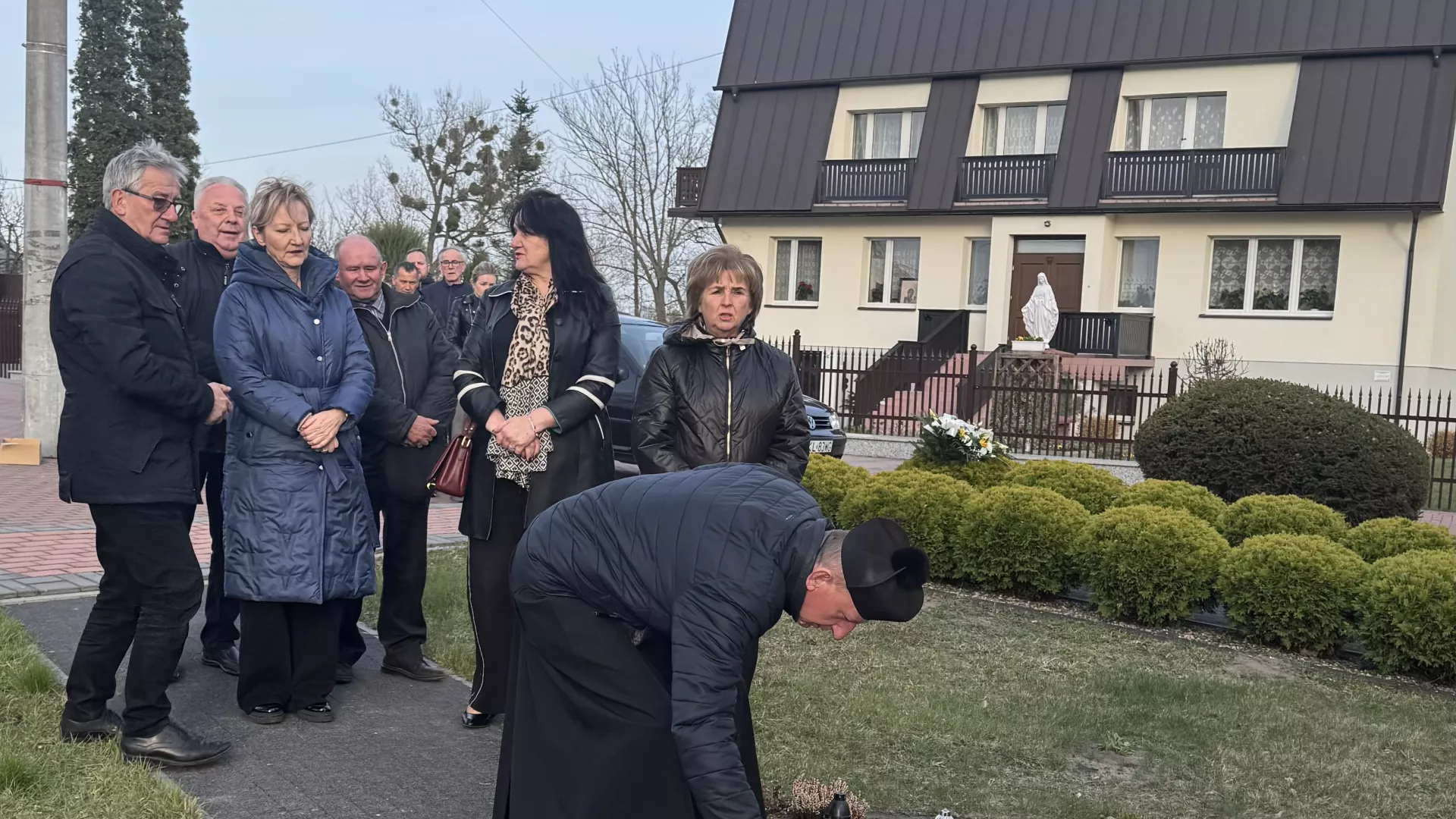 symboliczne złożenie kwiatów i zniczy pod Obeliskiem upamiętniającym ofiary katastrofy smoleńskiej