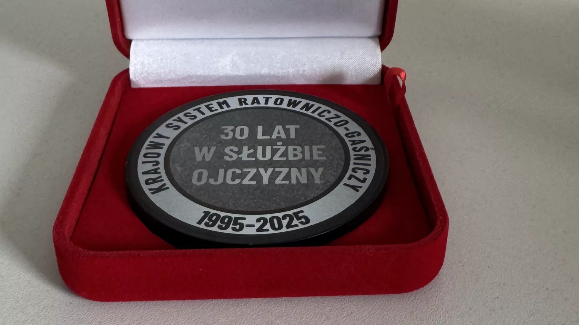 pamiątkowy grawer z okazji 30-lecia Krajowego Systemu ratowniczo - gaśniczego