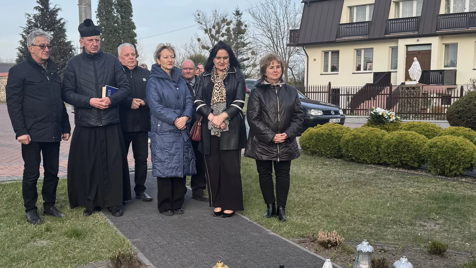 symboliczne złożenie kwiatów i zniczy pod Obeliskiem upamiętniającym ofiary katastrofy smoleńskiej