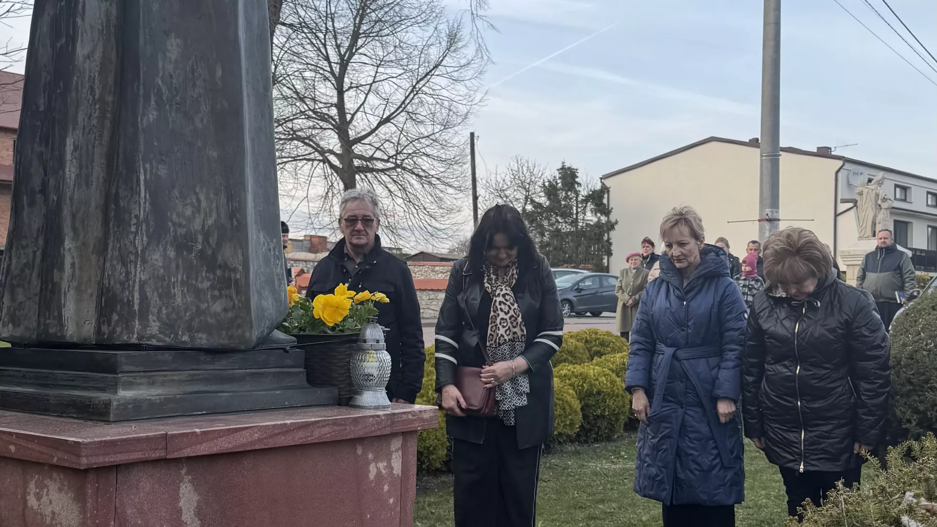 symboliczne złożenie kwiatów i zniczy pod pomnikiem św. Papieża Polaka