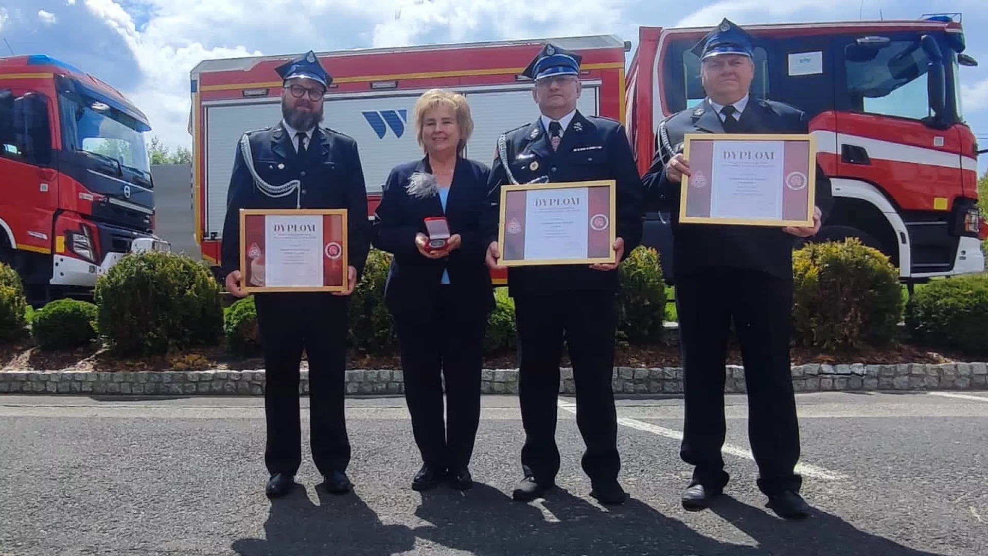 Wójt Gminy Lipie Bożena Wieloch z przedstawicielami straży z Parzymiech, Lipia i Szyszkowa