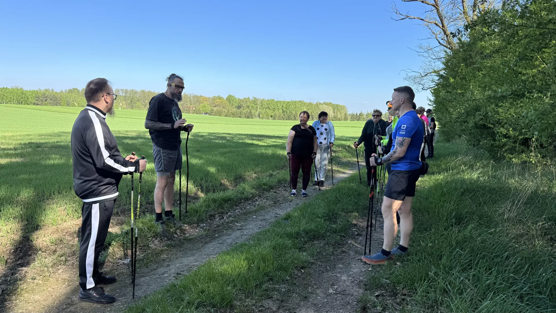 Uczestnicy treningu nordic walking z mistrzem podczas zajęć