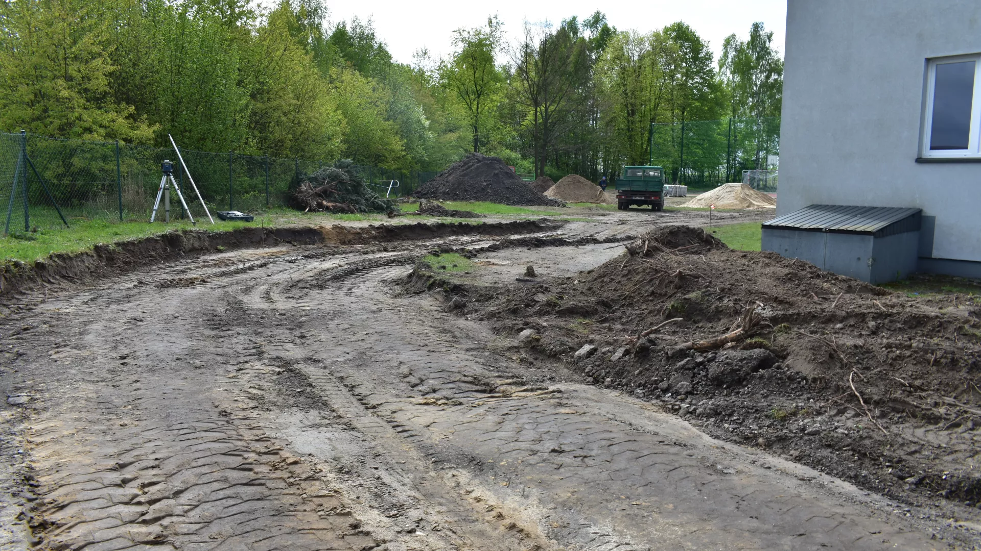 Korytowanie drogi w sąsiedztwie budynku szkoły w Lindowie.