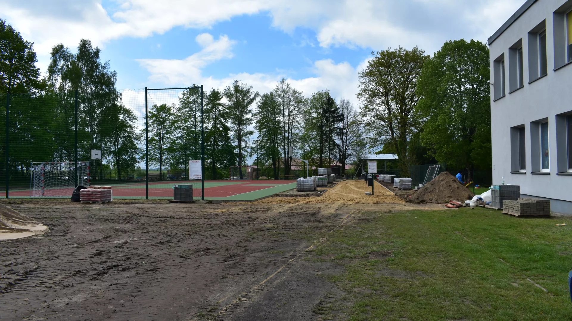 Roboty budowlane na drodze przy szkole i boisku sportowym w Lindowie.