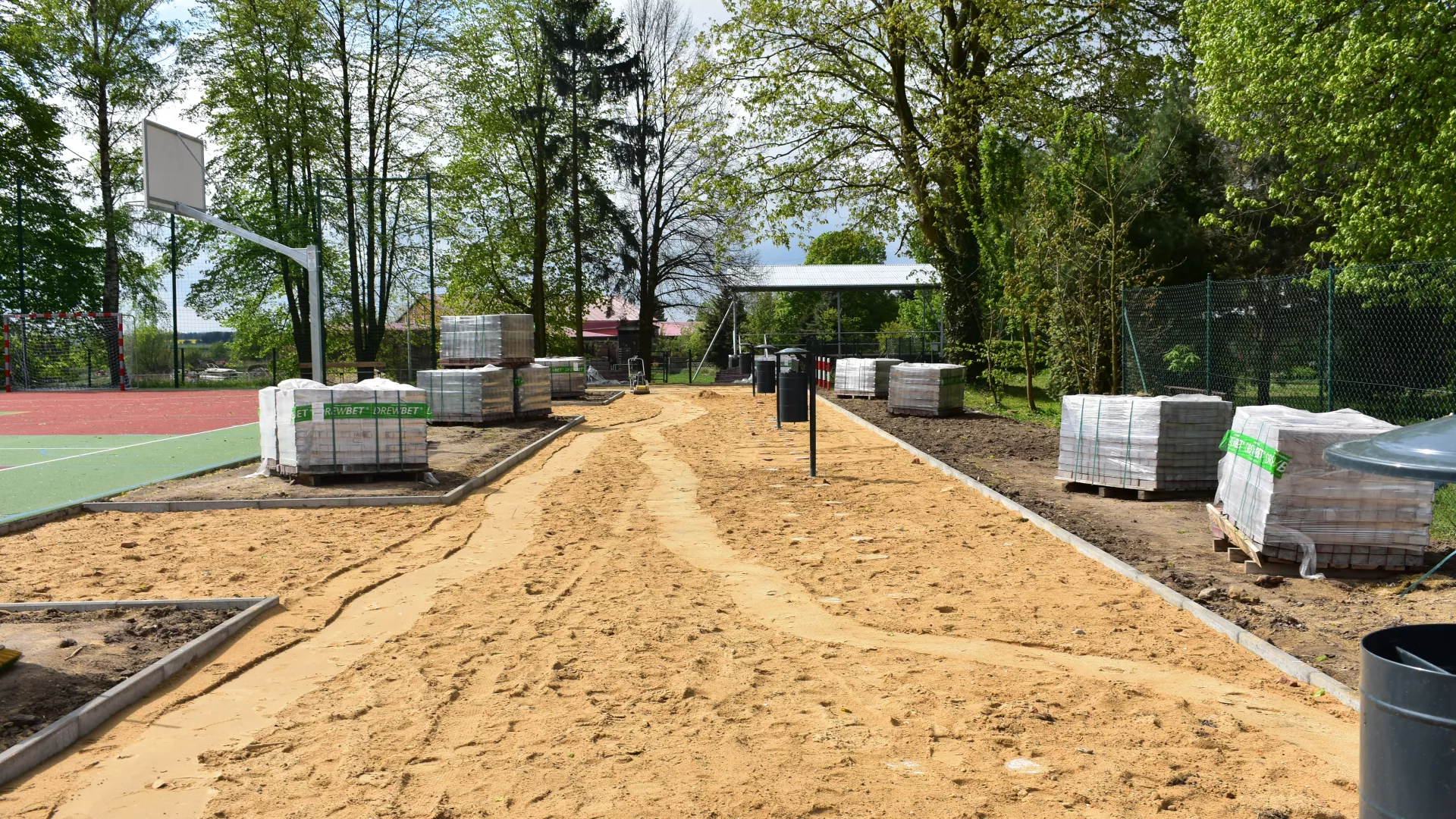 Roboty budowlane w otoczeniu nowego boiska w Lindowie.