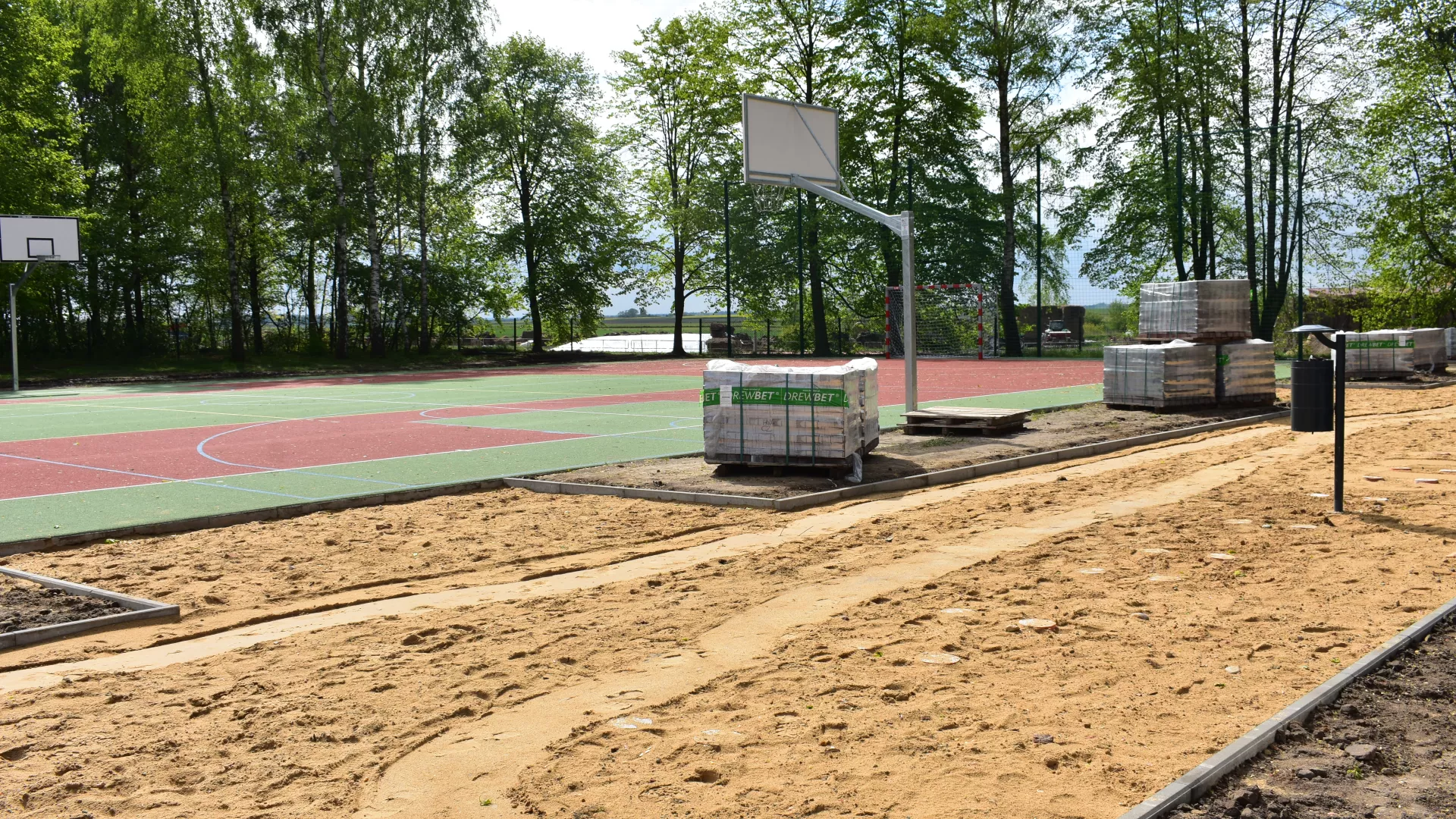 Przygotowanie do brukowania terenu przy boisku szkolnym w Lindowie.