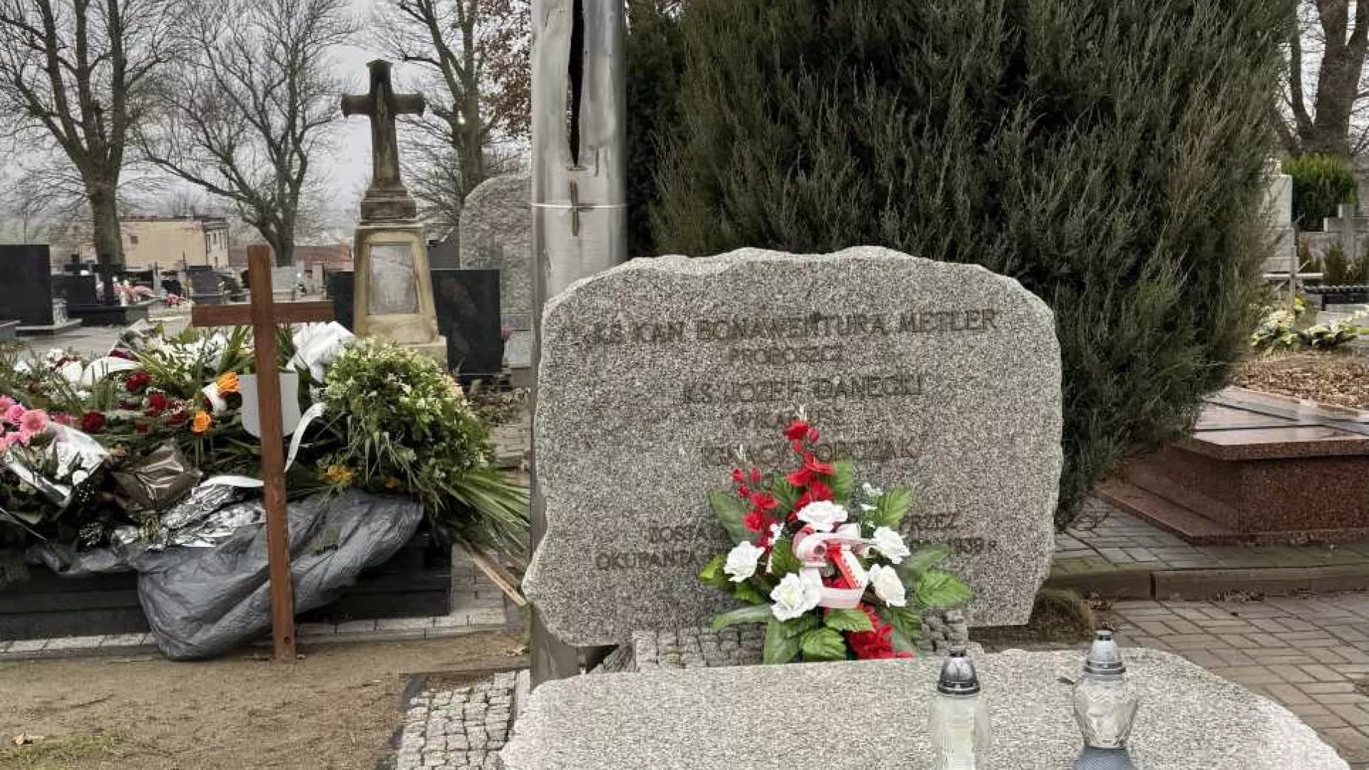 Zdjecie grobu zbiorowego wojennego ks. kan. Bonawentury Metlera przed wyczyszczeniem krzyża i założeniem stuły