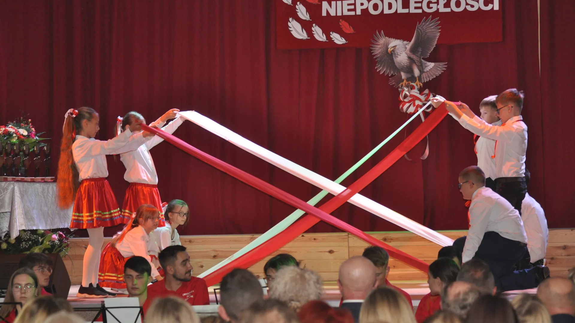 Taniec z flagą uczniów z ZSP w Lindowie.