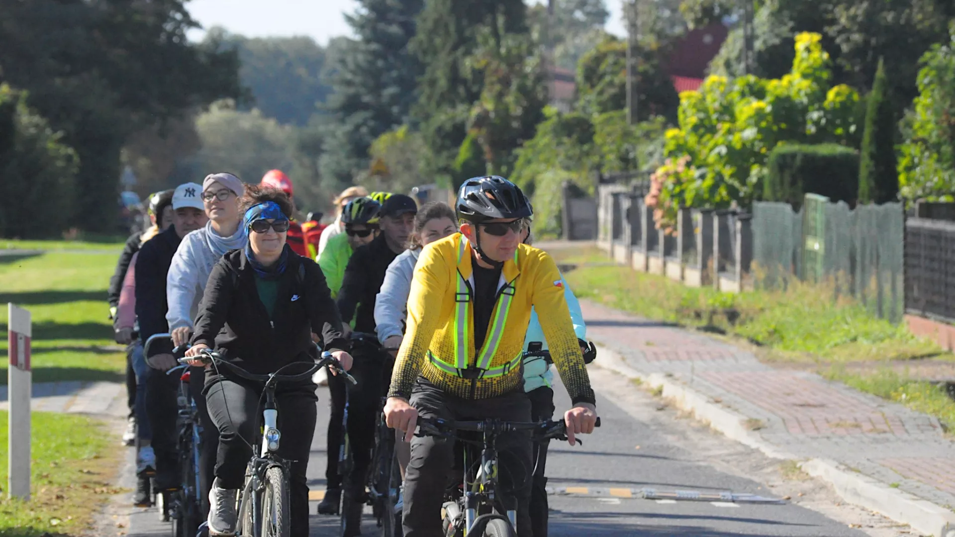Uczestnicy rajdu jadą przez Natolin.