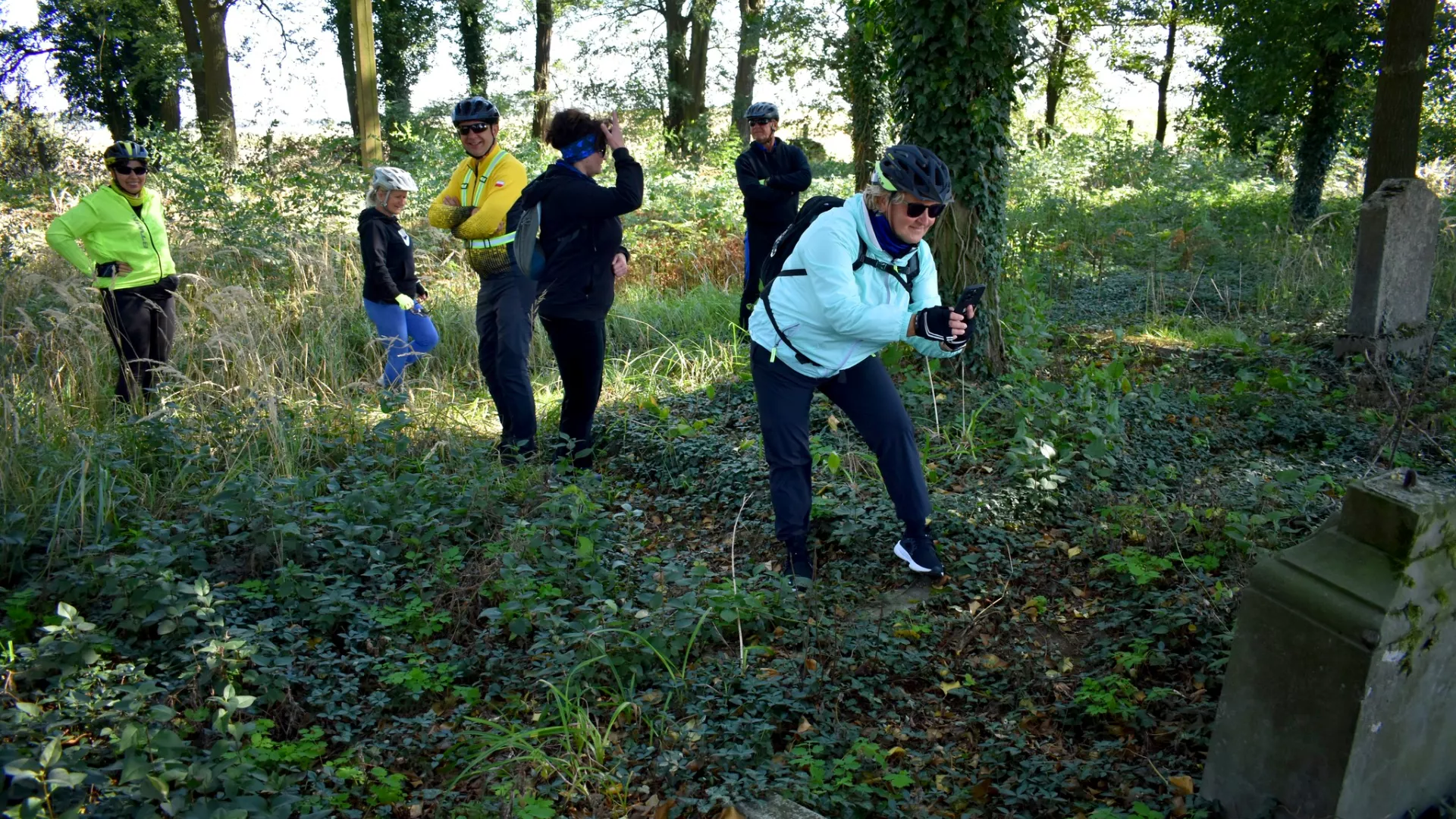 Uczestnicy rajdu na terenie cmentarza ewangelickiego w Natolinie.
