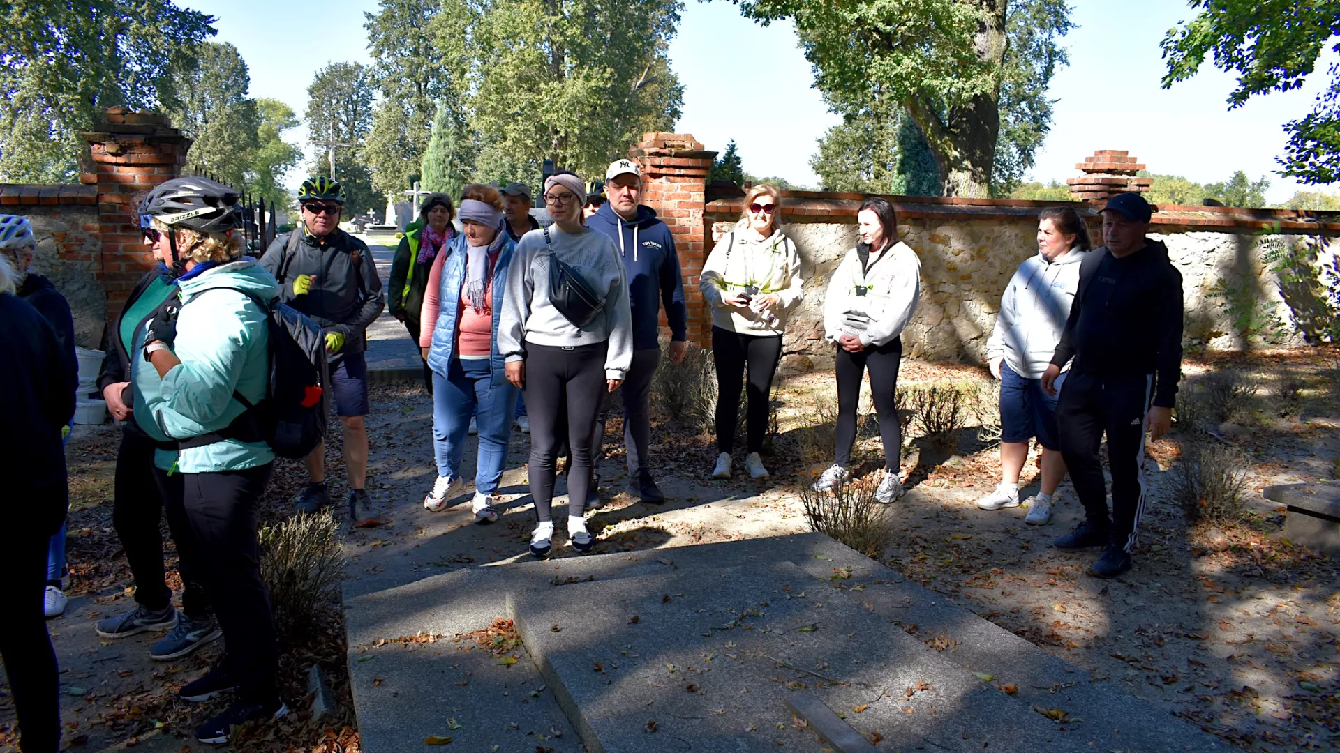 Uczestnicy rajdu na terenie cmentarza Potockich w Parzymiechach.